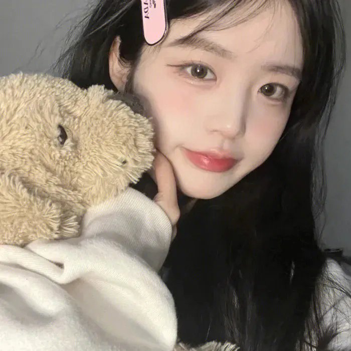 与一位女士合影